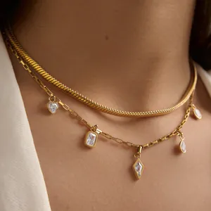 Detail der mehrlagigen 18K vergoldeten Edelstahlhalsketten mit CZ-Anhängern
