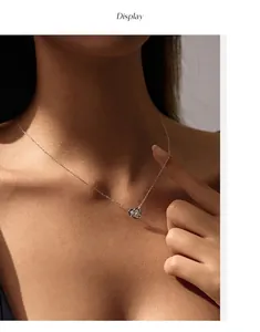 Detail van een luxe moissanite S925 zilveren gevlochten hartketting om de nek