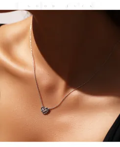 Detail van een sterling zilveren gevlochten hartjesketting voor dames dagelijks