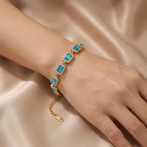 Elegantes goldenes Edelstahlarmband mit blauem Zirkon und verstellbarer Kette
