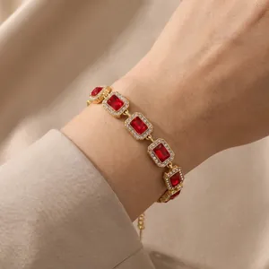 Eleganter goldener Edelstahl-Armschmuck im Palaststil mit rechteckigen roten Zirkonia-Steinen