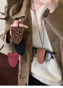 Vue détaillée d'un collier porte-lunettes en cuir élégant porté avec des lunettes de vue
