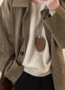 Vue détaillée du collier porte-lunettes rétro en cuir avec pendentif bouclier cousu main