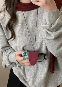 Collier porte-lunettes multifonctionnel en cuir rouge foncé pour pull de femme