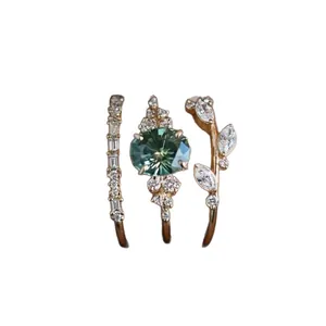Elegante set di 3 anelli impilabili a fiori con gemma verde e finitura in oro rosa