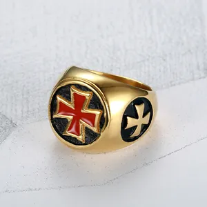Detailansicht eines goldenen Titanstahlrings mit einem roten Templerkreuz-Motiv.