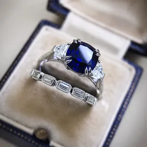 Nahaufnahme eines luxuriösen Verlobungsring-Sets mit blauem Zirkon in einer Vintage-Samtbox