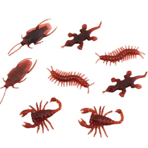 Set di giocattoli scherzosi realistici con scarafaggi lucertole scorpioni e millepiedi in plastica.