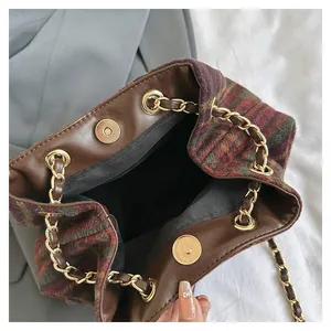 Vue détaillée du sac seau en laine à carreaux vintage avec fermeture magnétique dorée