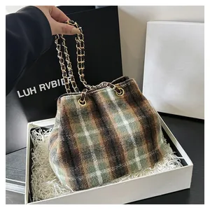 Sac seau en laine à carreaux dans une boîte cadeau avec bandoulière chaîne