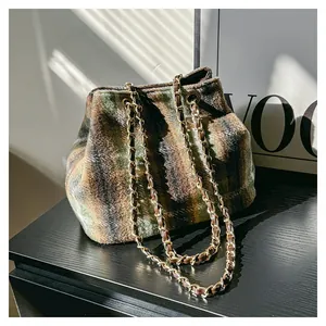 Vue détaillée d'un sac seau rétro en laine à carreaux avec des chaînes dorées chic