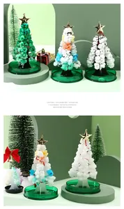 Dettaglio ravvicinato di albero di Natale magico con vivaci fiori di cristallo colorati