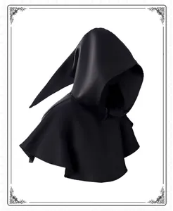 Vista detallada de una capucha medieval negra para disfraces de cosplay y Halloween
