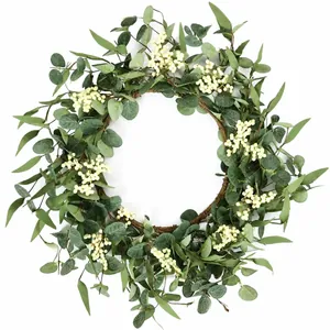Detailansicht eines künstlichen Eukalyptus- und Beerenkranzes für Frühlingshausdekoration