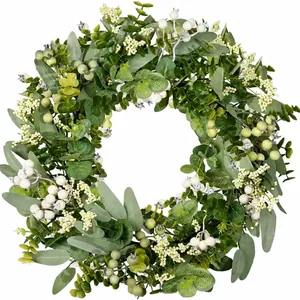 Detailaufnahme der Eukalyptusblätter und weißen Beeren an einem dekorativen Kranz