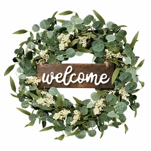 Künstlicher Eukalyptus-Kranz mit weißen Beeren und rustikalem hölzernem Welcome-Schild