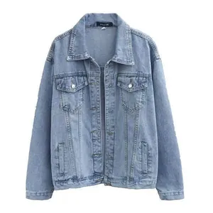 Vista dettagliata di una giacca di jeans blu retrò con lavaggio e dettagli delle tasche