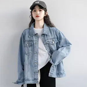 Giacca di jeans blu retrò per donna caratterizzata da un lavaggio vintage classico