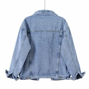 Vista posteriore di una giacca di jeans blu vintage dalla vestibilità ampia per donna