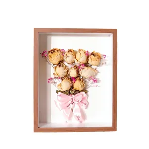 Elegante cornice 3D per fiori secchi con rose e bouquet decorativo con nastro rosa