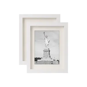 Dettaglio di due cornici in legno bianco profonde 2 cm con una foto in bianco e nero.