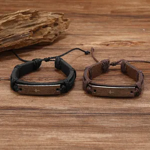 Vue détaillée de bracelets en cuir tressé rétro avec plaques en métal gravées.