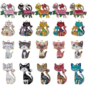 Lot de 20 breloques chat de dessin animé coloré pour création de bijoux DIY et artisanat