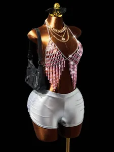 Gedetailleerd overzicht van de rave bodychain met roze kristallen franjes voor feesten.