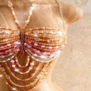 Primo piano del top a catena boho con perline e cristalli arancioni