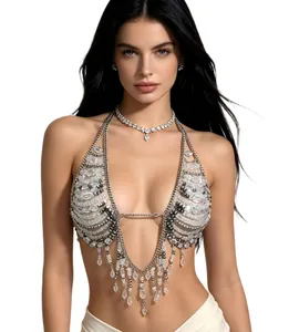Dettaglio di una scintillante catena per il corpo con reggiseno di perline e frange di cristallo