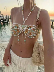 Detalle de top de bikini de mariposa con cuentas hecho a mano estilo sirena Y2K chic