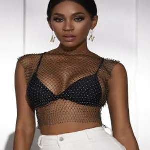 Vista detallada del crop top de malla con diamantes de imitación negro para mujer fiesta