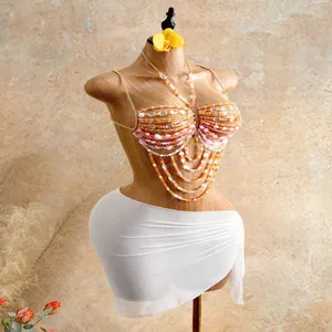 Dettaglio della catena per il corpo in perline colorate e della gonna bianca a rete