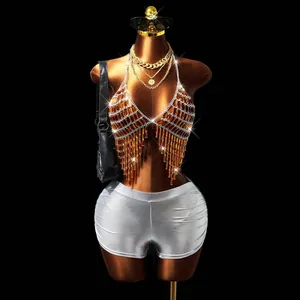 Detail van een sprankelende kristallen franje bodychain voor rave- en clubfeesten