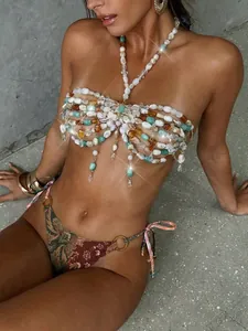 Vista detallada del top de bikini de cuentas hecho a mano estilo mermaidcore con borlas