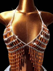 Detailopname van de amberkleurige kristallen franjebodyketting voor rave-muziekfestivals.
