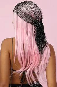 Vue détaillée d'un voile en maille noire étincelante avec strass et glands en cristal