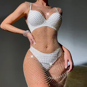 Detailaufnahme eines eleganten Netz-Strasskleides mit schimmernden diamantartigen Details