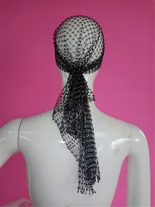 Vue arrière d'un voile de tête en maille noire avec des détails de glands en cristal