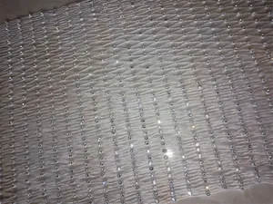Vue macro d'un voile en résille de strass en cristal avec motif ethnique complexe