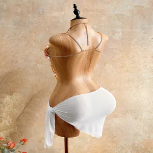 Elegante vista posteriore della catena del corpo di perle e della gonna a portafoglio bianca.