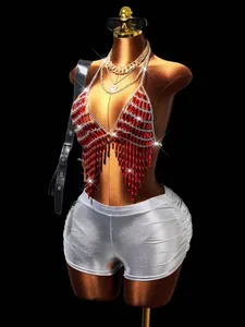 Detail van een rode kristallen bodychain met glanzende kralen voor rave en festivals.