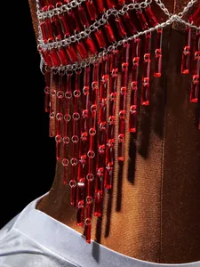 Detailopname van de rode rechthoekige kristallen franje lichaamsketting voor rave feesten
