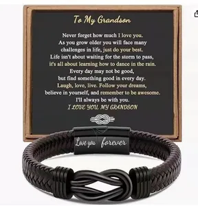 Dettaglio del bracciale in pelle intrecciata per nipote con chiusura magnetica incisa