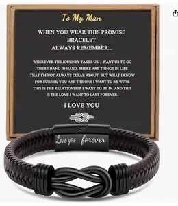 Dettaglio bracciale uomo in pelle intrecciata con incisione 'Love you forever' e biglietto