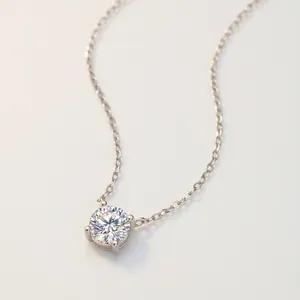 Κομψό κολιέ από ασήμι S925 με λαμπερό Moissanite 1ct σε κλασικό δέσιμο με 4 δόντια