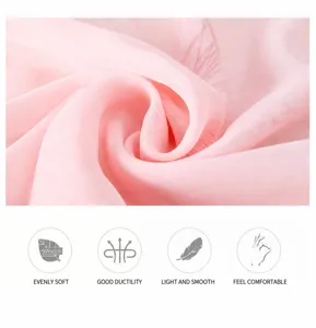 Detailansicht der weichen rosa Chiffon-Stofftextur für einen eleganten Damenschal