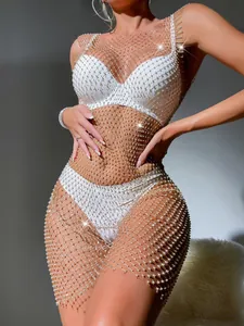 Nahaufnahme des eleganten, funkelnden Strass-Netz-Minikleides für glamouröse Abende