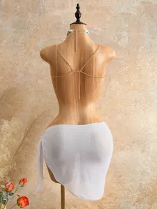 Detalle de espalda de cadena de cuerpo de cuentas acrílicas con diseño cruzado dorado para mujer