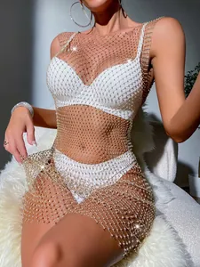 Detaillierte Nahaufnahme des eleganten, goldglänzenden Strass-Netz-Überkleides für Damen.